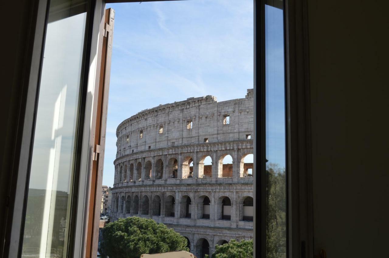 רומא Jacuzzi In Front Of The Colosseum מראה חיצוני תמונה