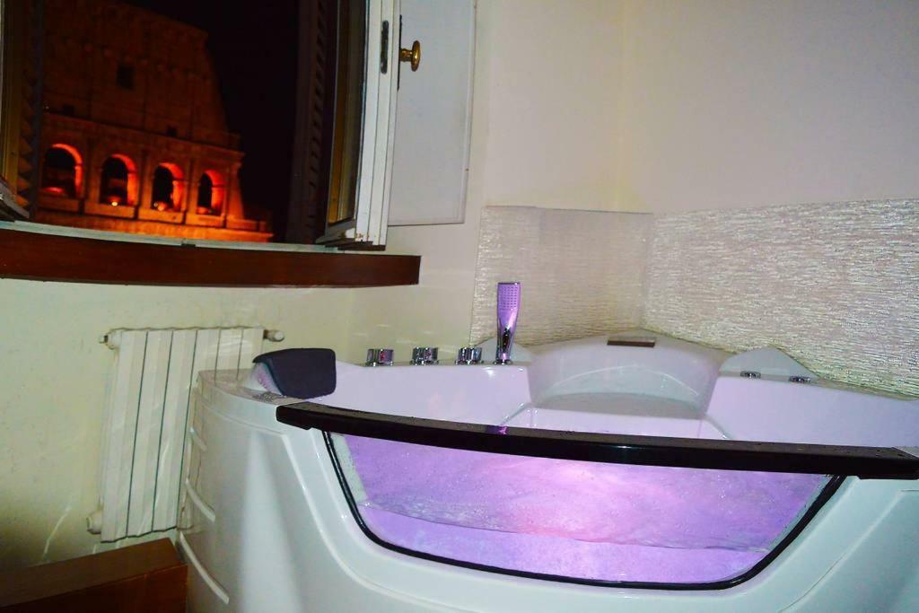 רומא Jacuzzi In Front Of The Colosseum מראה חיצוני תמונה