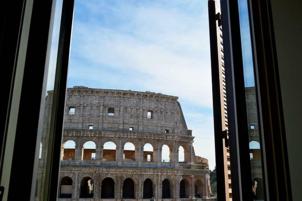 רומא Jacuzzi In Front Of The Colosseum מראה חיצוני תמונה