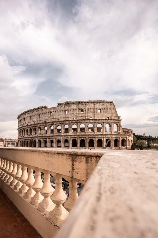רומא Jacuzzi In Front Of The Colosseum מראה חיצוני תמונה